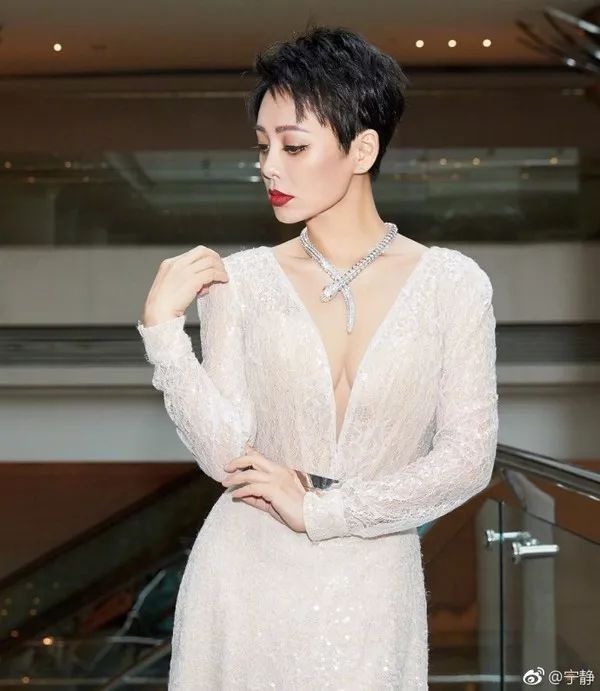 围观| 唐嫣美出新高度，林允少女感全无?6月女星妆容你Pick谁