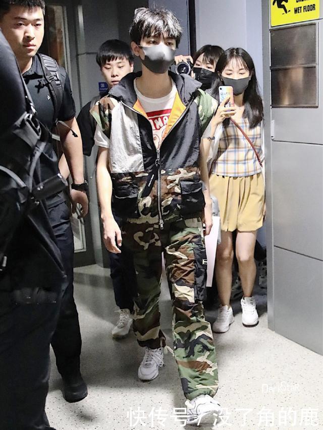 「 酷盖」同穿迷彩裤子耍帅，少年与酷盖的差别！，王俊凯与王一博
