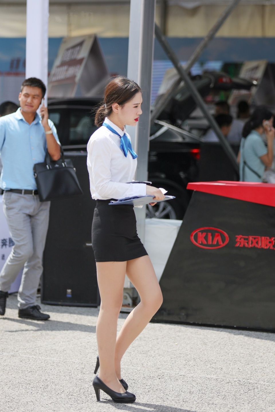 街拍:肉丝制服导购美女,服务很专业