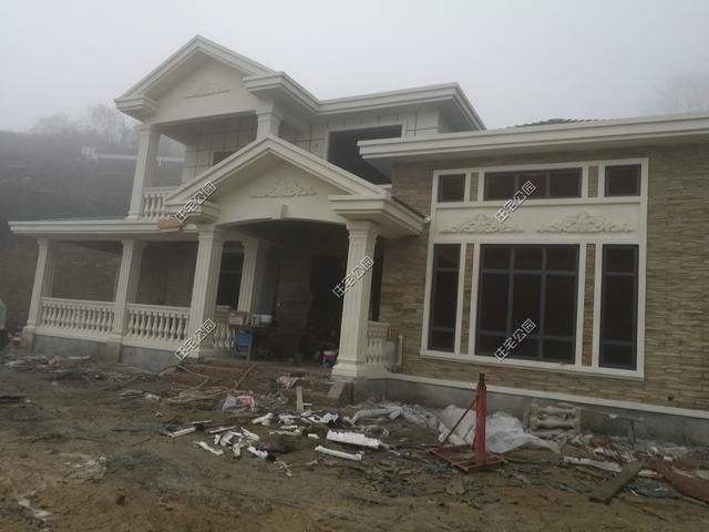  房盖■重庆刘先生回乡建洋楼，光挖机费就花了2万多，这房盖的有