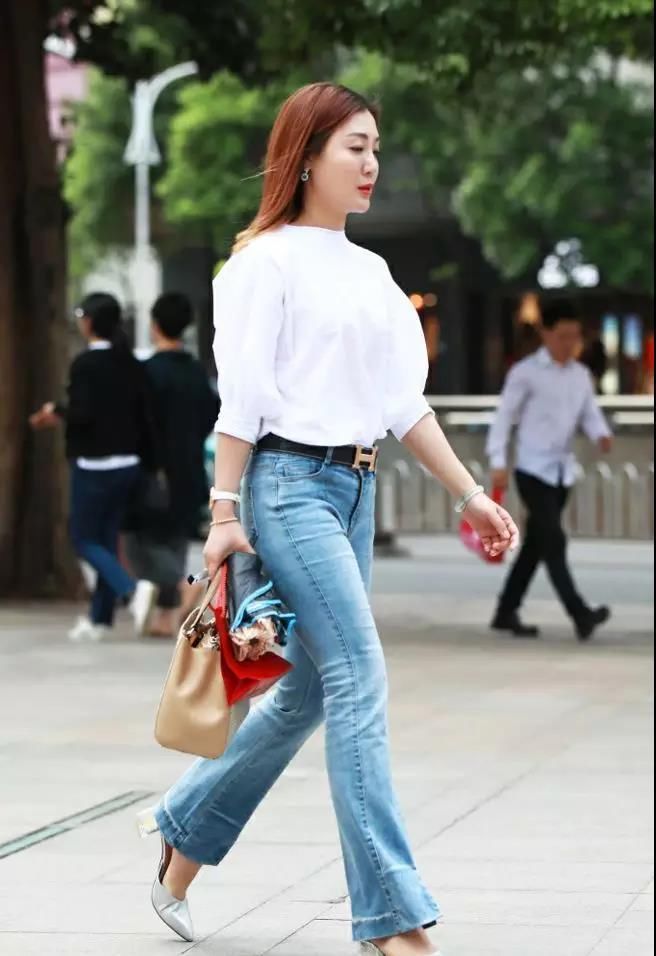 街拍:侧颜很淑女,蛮有气质的一位性感美女