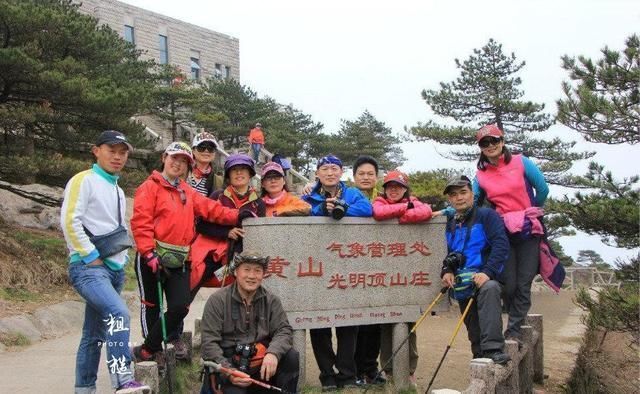 五一爬黄山,游客空手爬,驴友却拿两根棍?游客:难道不多此一举