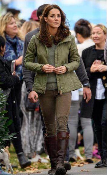 秋意渐凉,凯特王妃素颜便装回家探亲,笑容比阳光还灿烂好亲切