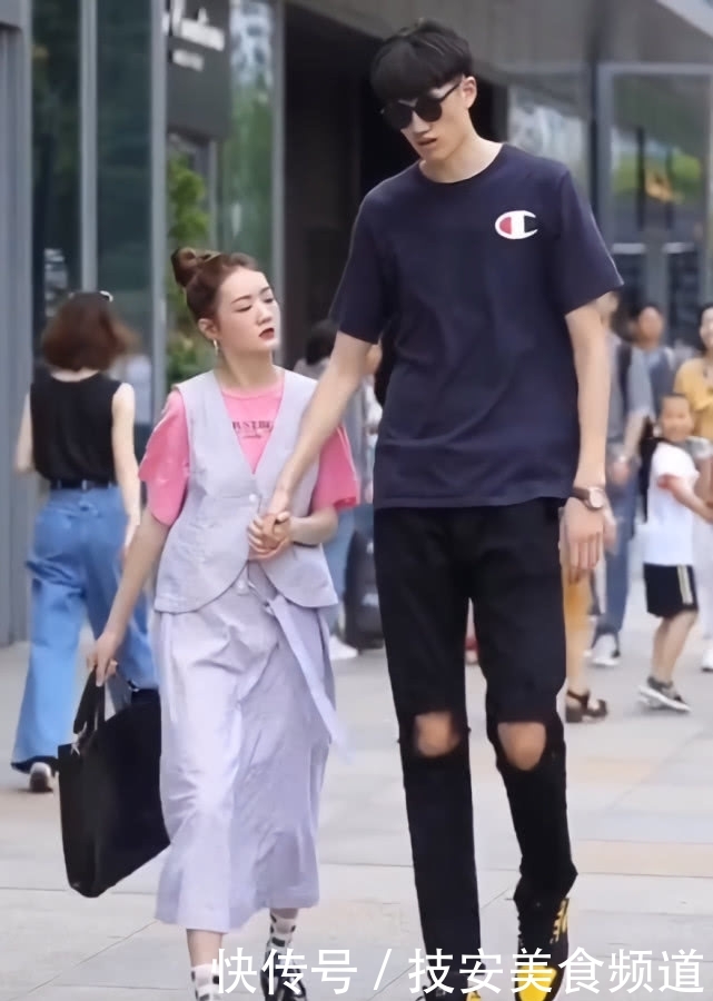  「生则是穿」全网身高差最大情侣：“我穿裙挡腿，只为显你腿更长”，甜爆！
