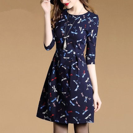 秋天别再裙子配打底裤，土的不行，这样穿连衣裙，美的不能再美了