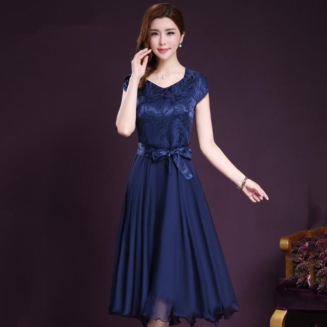 50岁婆婆忒时髦，出门都穿这样的，新式连衣裙，美的天天不重样