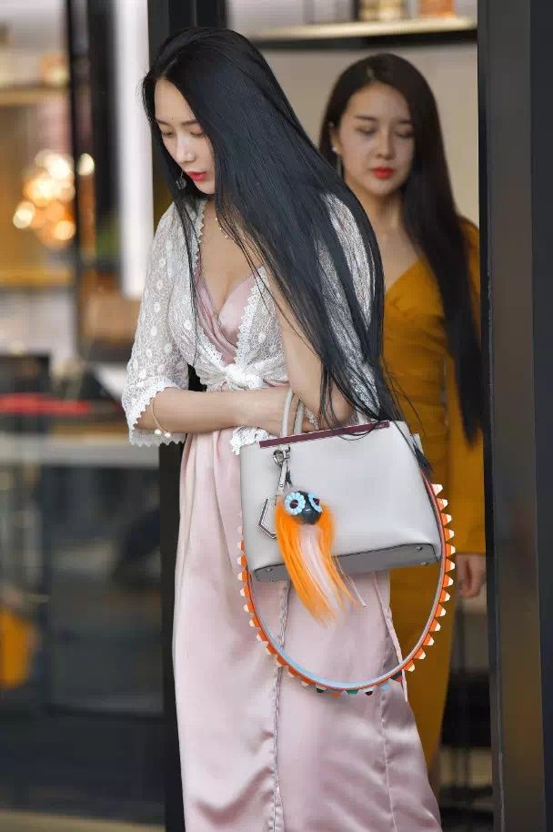 街拍丨你喜欢哪种身材的妹纸?丰乳肥臀还是~