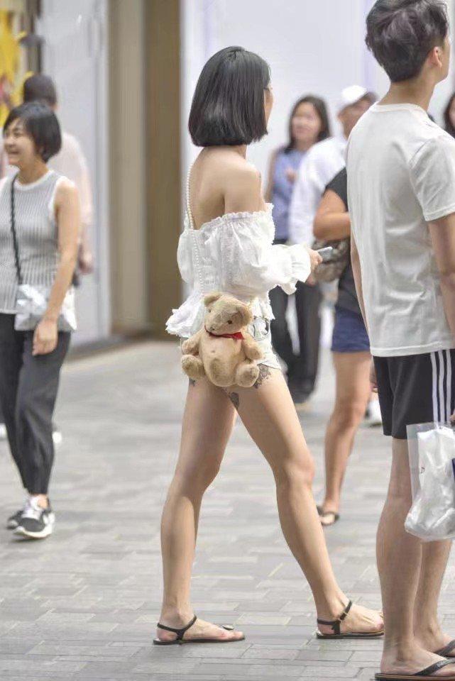 街拍：穿白色性感一字肩裹胸的短发小姐姐，干练的气质很迷人