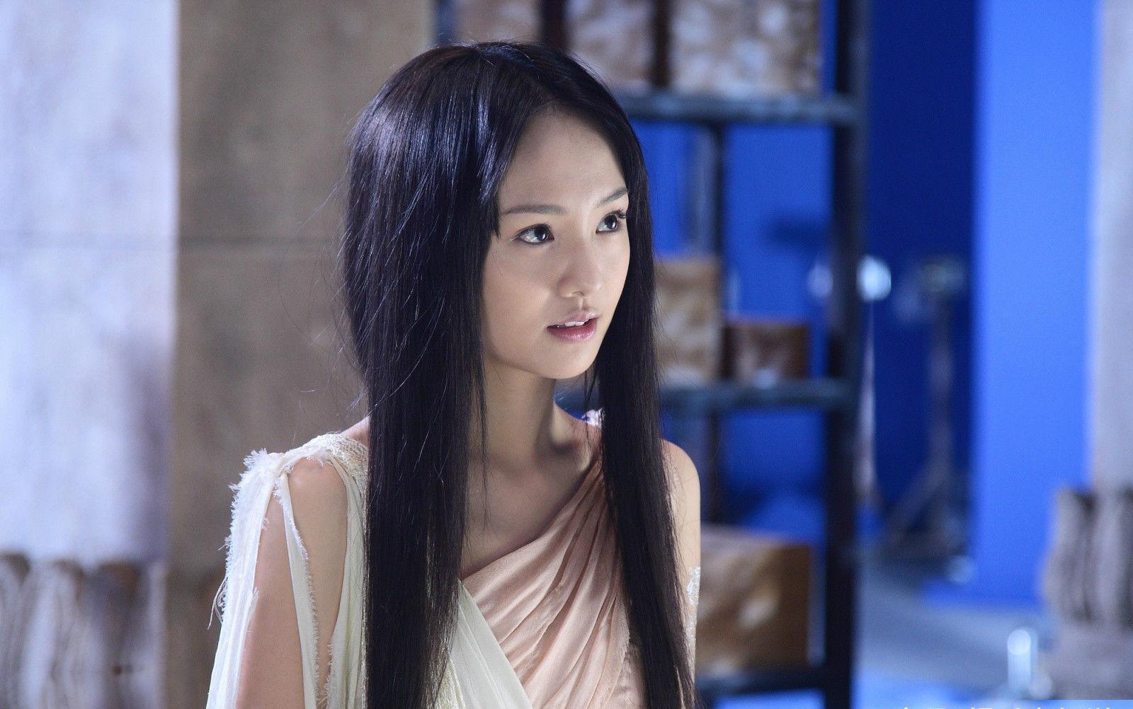 郑爽的迷人身材照，图二高贵迷人，看了素颜的图五很是美丽！