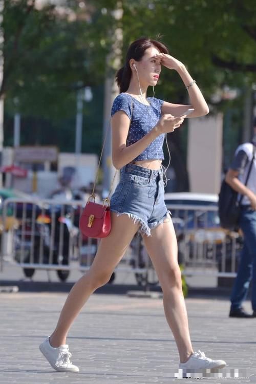 姑娘：她们很年轻，也相信自己有着长腿，穿着牛仔短裤的姑娘
