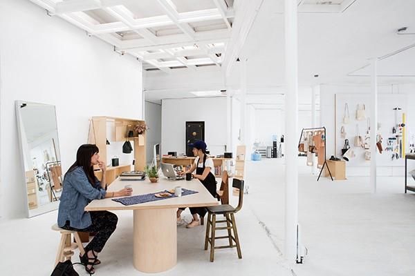 那些靠质感和极简征服时尚圈的水桶包们，辣妈超模都爱得不行!