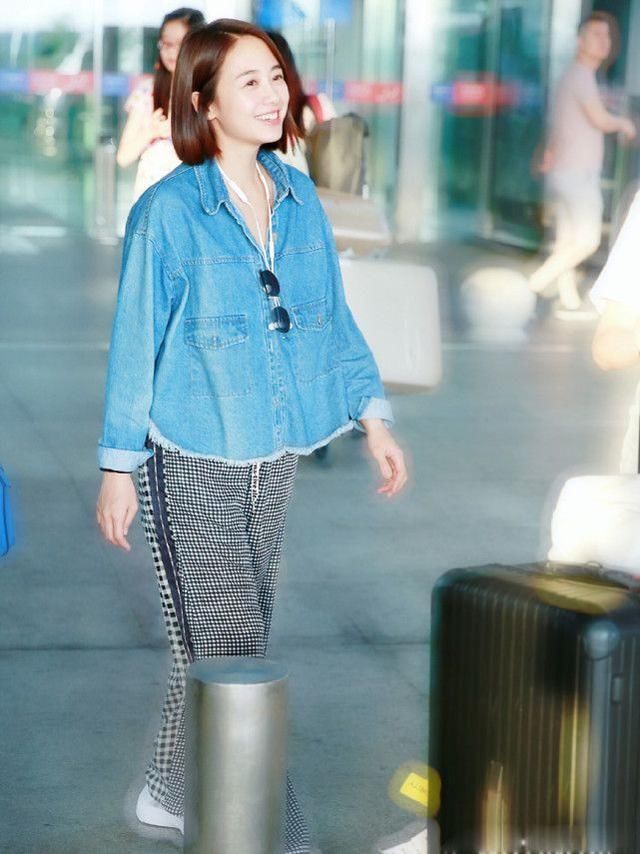 吴映洁动一点小心思，就拯救了这件牛仔衣，这样穿还挺洋气！