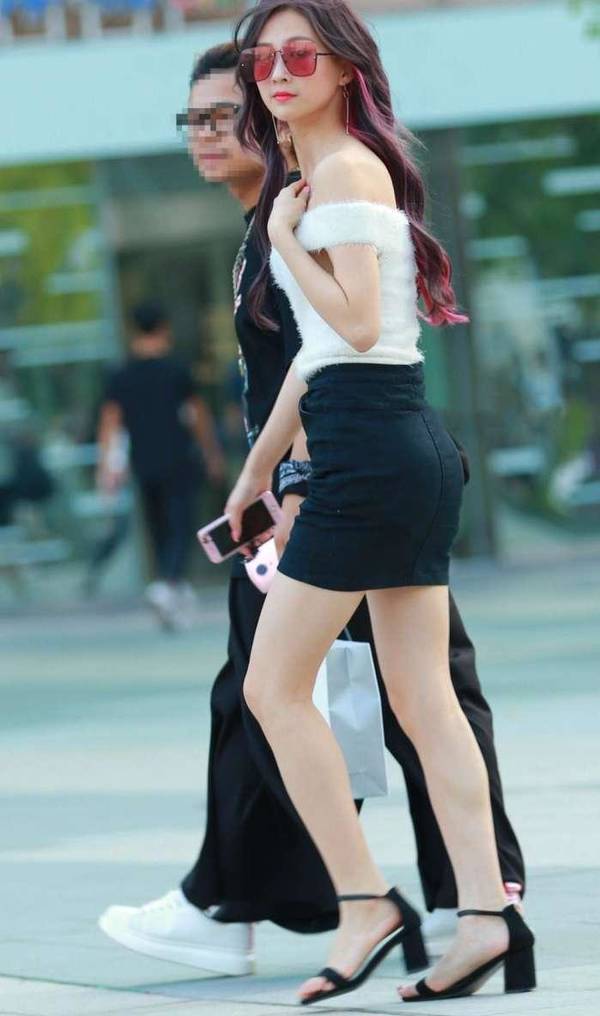 街拍，穿着齐肩短上衣配一步裙的小姐姐，长腿白皙如玉！