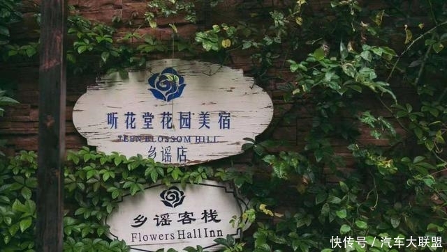 丽江的这个花园民宿,门口绿植环绕,引起无数游客前去打卡