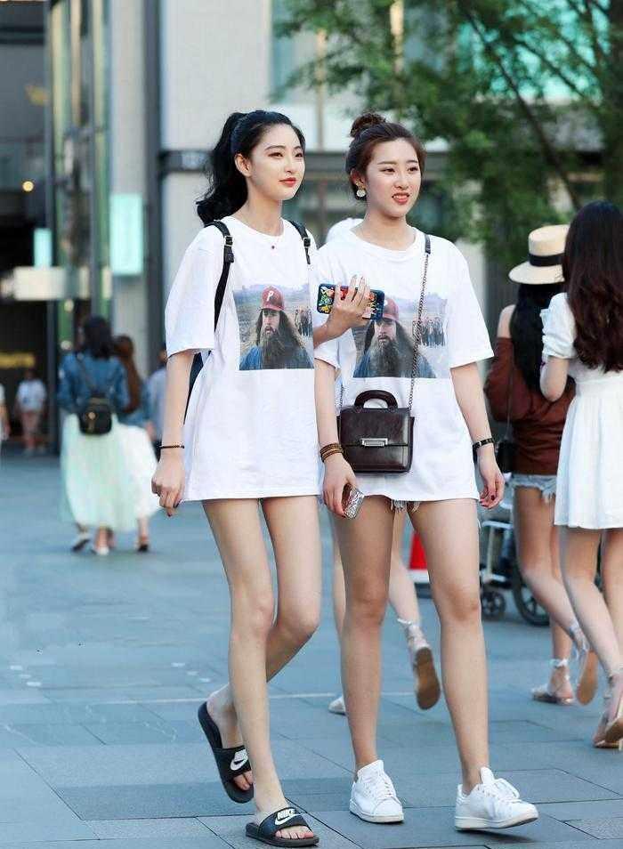 街拍：年轻俏丽的闺蜜，时尚有活力，哪一对你最喜欢？