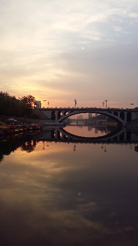 平顶山美景垂柳悠悠湛河秋，凉风习习九月首，莲蓬盈盈向天笑