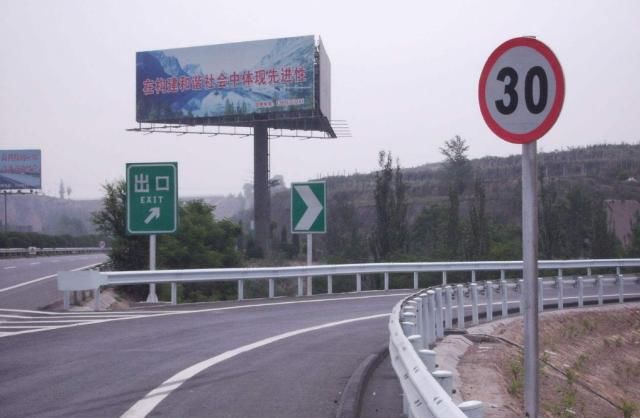  #高速#高速飙到120km/h，前方突然限速60km/h怎么办？老司机这么