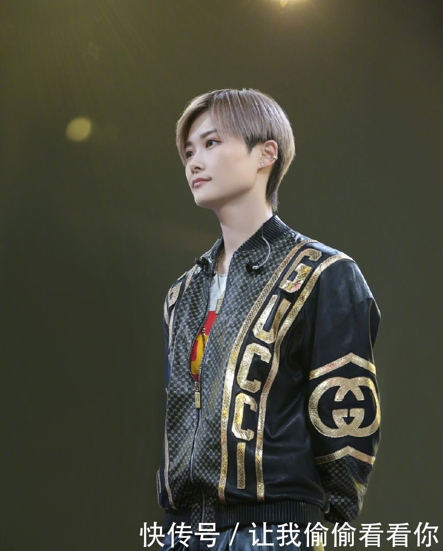 李宇春终于穿裙子了！身穿蛋糕裙高贵优雅，网友：总算有女人味了