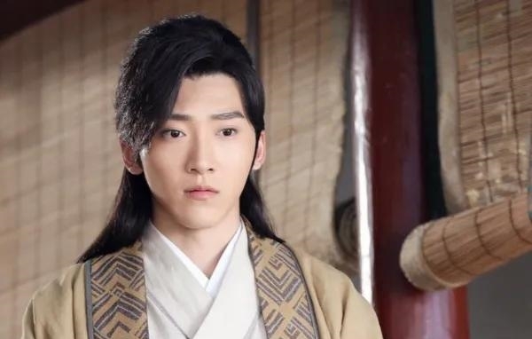 #出演#《锦衣之下》的杨岳,竟还参演过《还珠格格》,难怪看着眼熟!