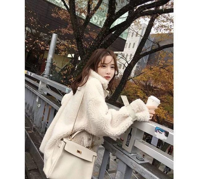  #中年#建议中年女人，过年羊羔毛外套 半身裙，搭短靴，吸睛优雅又减龄