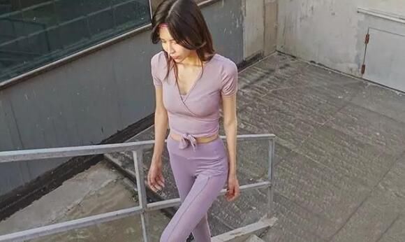 打底裤衬托出时尚感体现优雅的女人味，展示出女人英俊自傲的气质