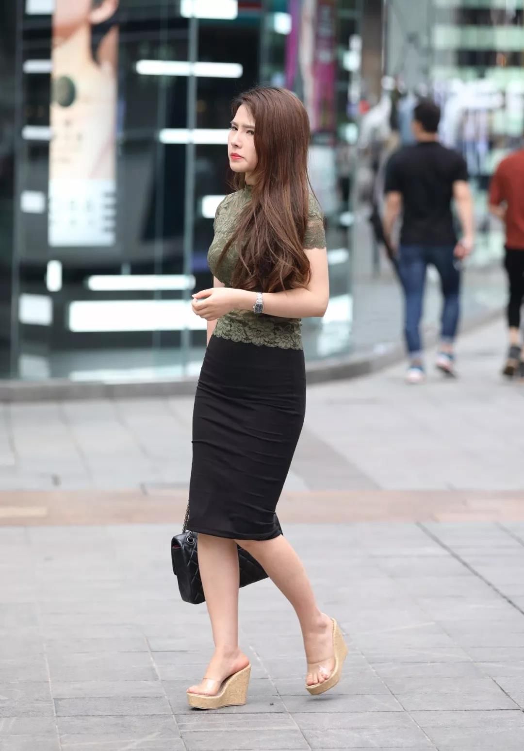 街拍路人，半身裙紧身衣搭指南，让你时尚又有魅力