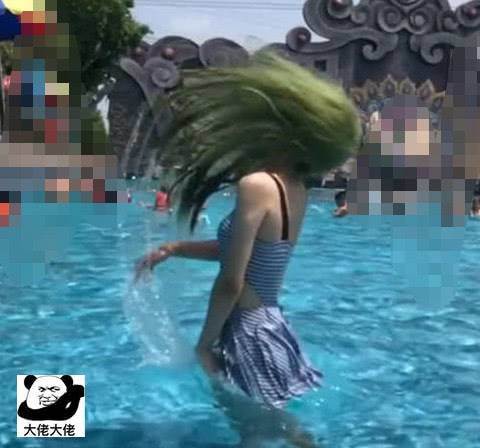 小姐姐模仿“网红甩发”，谁知用力过猛，“绿头发”漫天飞舞！