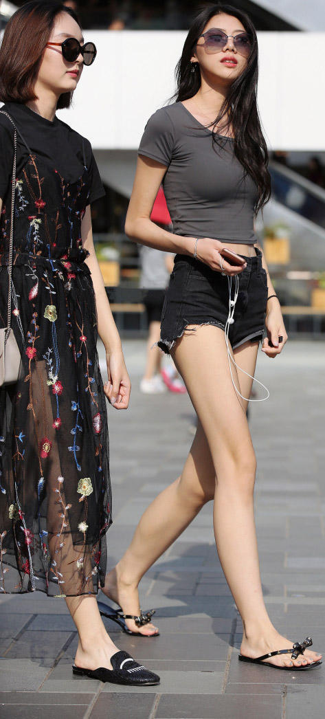 气质御姐超短裤秀出“1.50”的大长腿，完美的身材，一个眼神解决