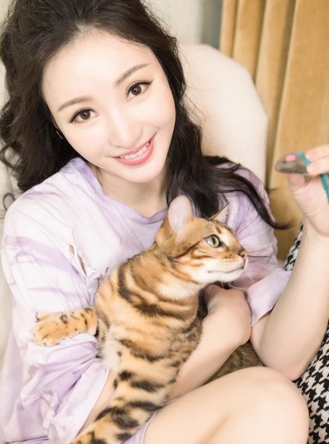  【柳岩】柳岩直播间大气征婚交友，这么多年由于性感迷人品牌形象她被耽搁了