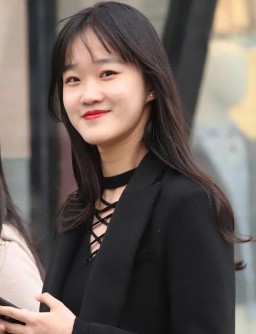  「棕色」街拍：身材苗条的美女，一件棕色短袖配浅色牛仔裤，青春活力气质