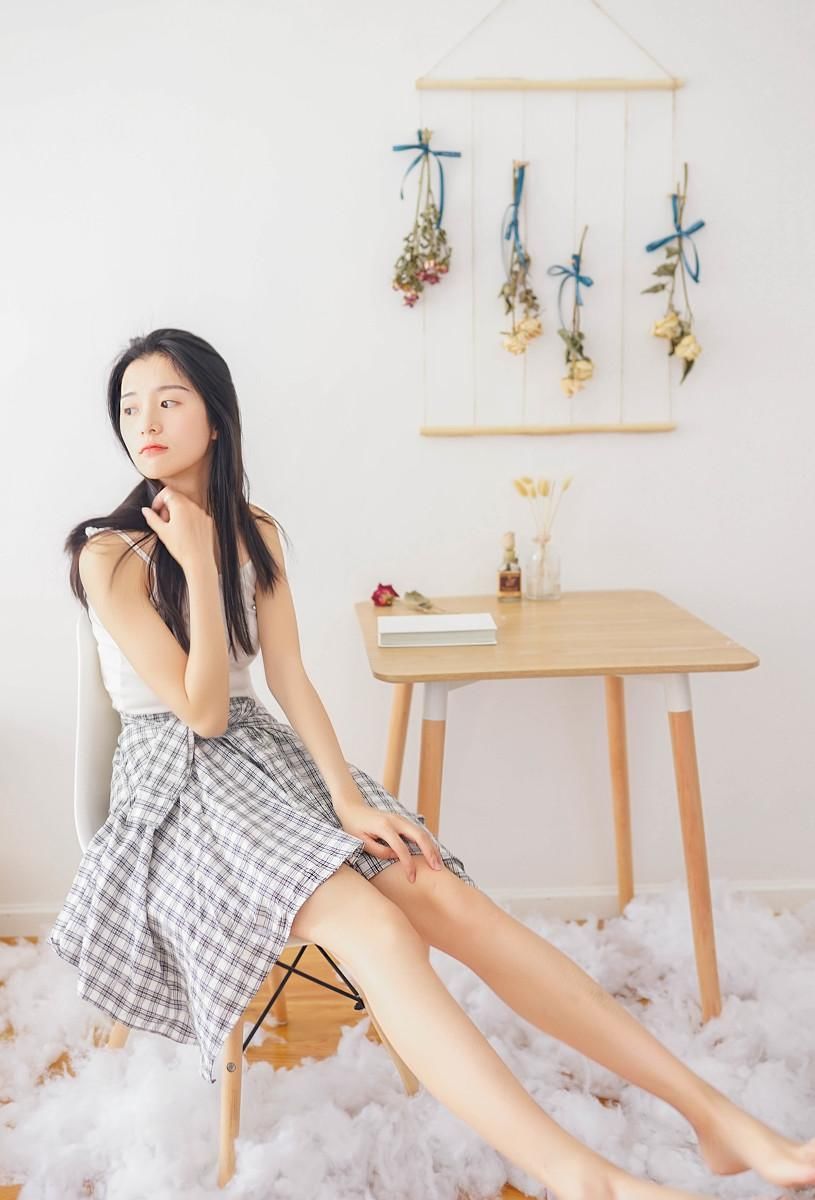 性感美女白色吊带衫私房写真图片