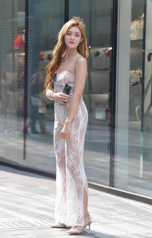 街拍:美女闺蜜白色蕾丝套装出街，隐约透视诱惑