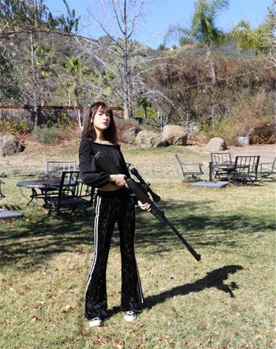 被徐娇不穿汉服的样子惊艳到了！黑色衬衫搭长裤，完全认不出！