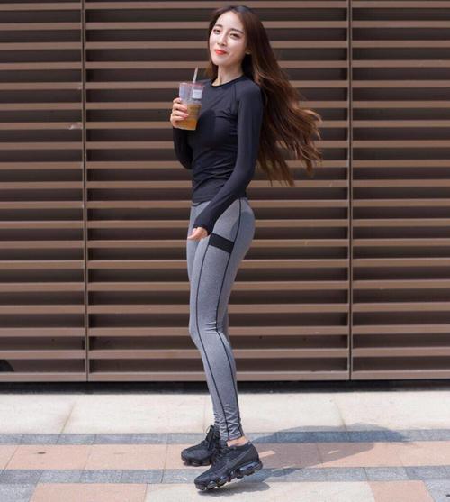 紧身裤曲线身材，超凡脱俗的气质，完美的女神风格！