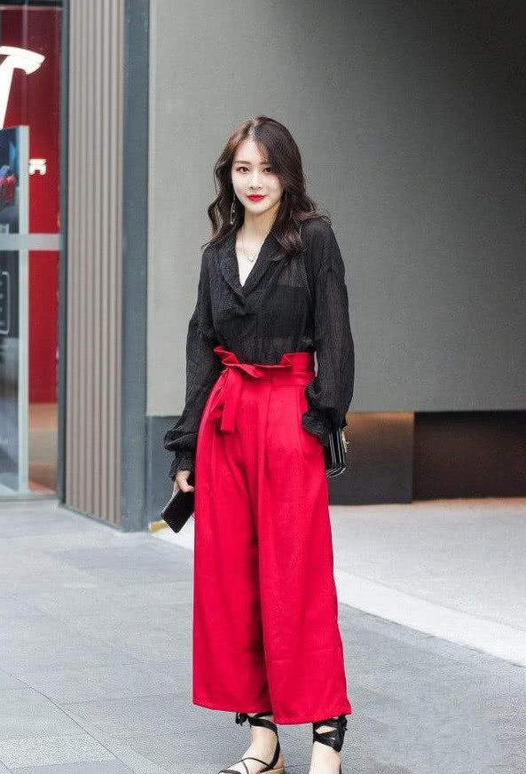 街拍：穿着长裙时尚性感的小姐姐，温柔苗条清爽性感！