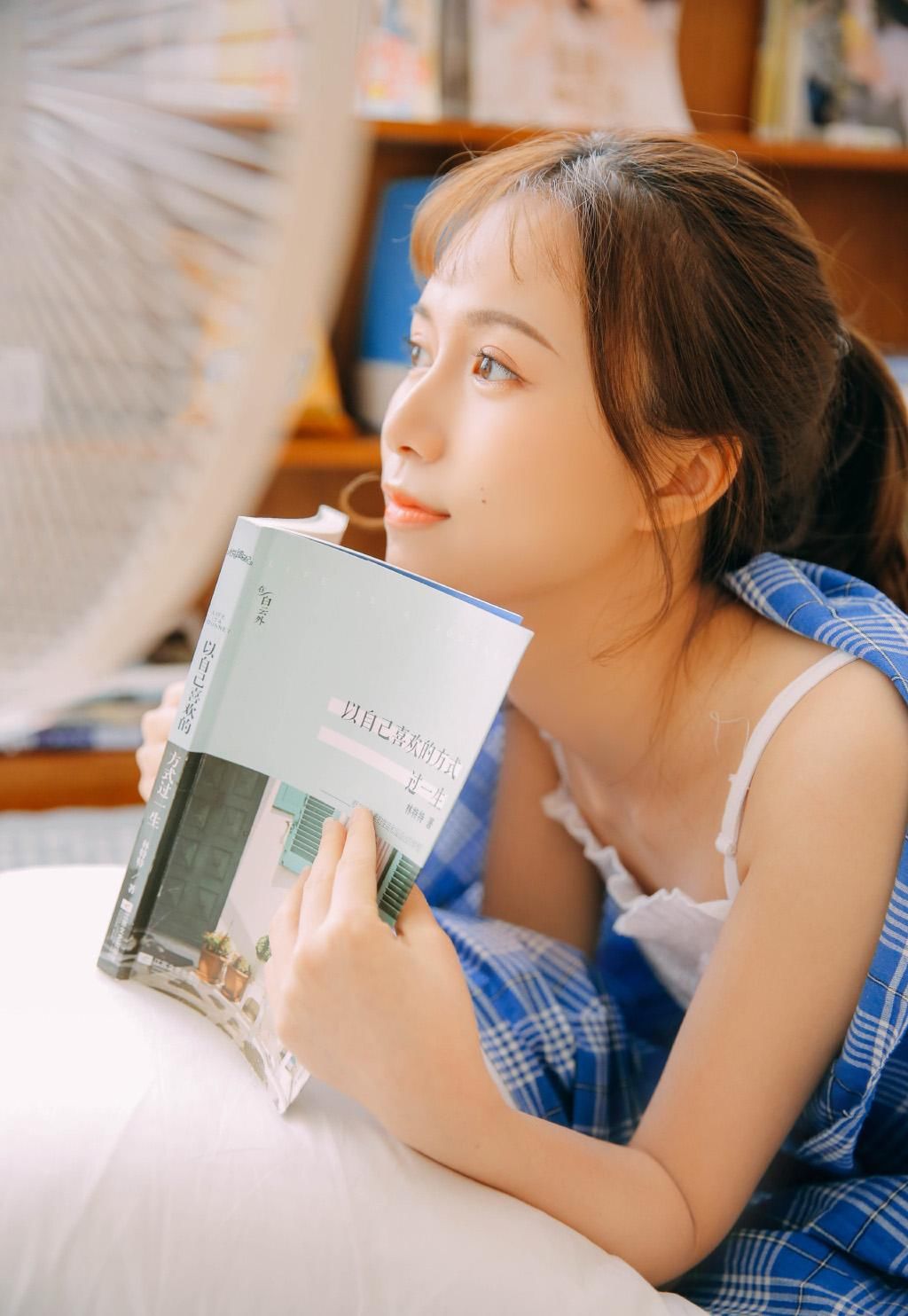 热裤美女吊带锁骨性感私房写真