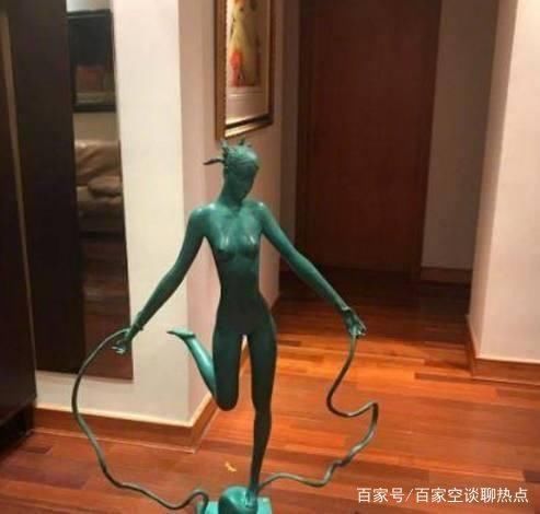 冯小刚以强烈态度回应谣言，直指“铲屎官”蓄意捏造谣言