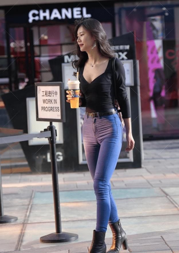  时髦|时髦穿着的贵妇，成为这条街最受关注的女性
