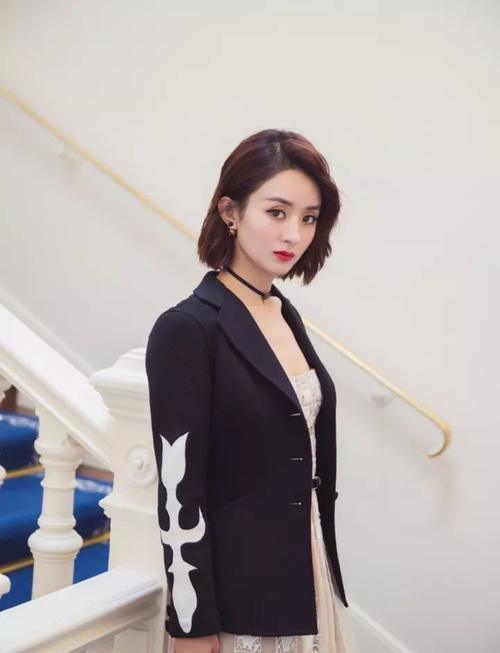 赵丽颖和迪丽热巴同穿西装，网友：终于明白了干练和霸气的区别