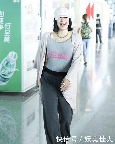 # 机场穿搭#穿紧身内搭配运动裤，为备孕猛涨到160斤，钟丽缇真的豁出去了