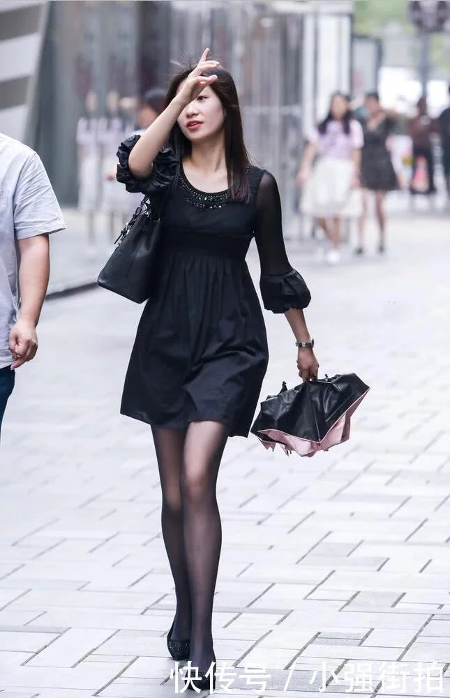 长得很像演员的小姐姐，示范黑丝袜的正确穿法