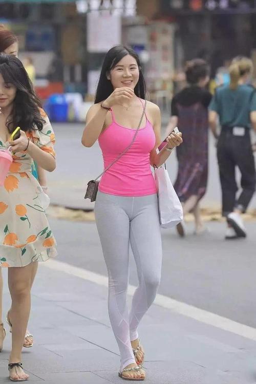 街拍:翘臀紧身裤美女,吊带背心藏不住上半身,微笑迷倒众人!