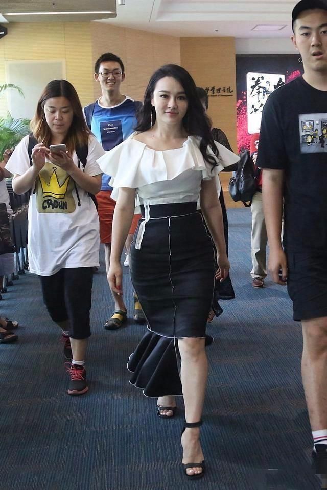 真服了冉莹颖!这牛仔裙被她穿的太紧了，这扣子都快崩开了吧?