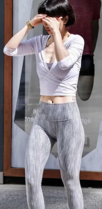 可爱小姐姐紧身运动裤绷出肥硕臀型，Q弹十足