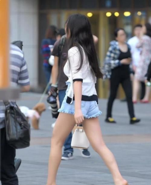  『姿态』“一扫净”的毛边牛仔裤，少妇女神的扭捏姿态，网友：精彩！