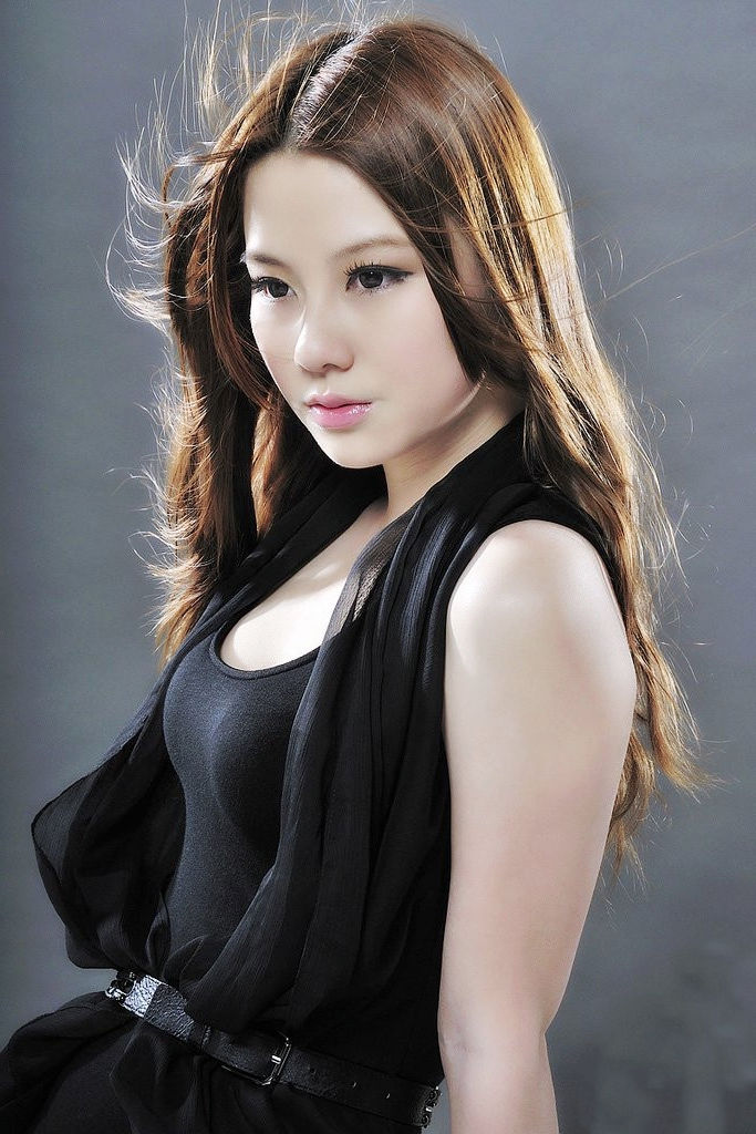 摄影棚下的一个现代时尚风情气质女神