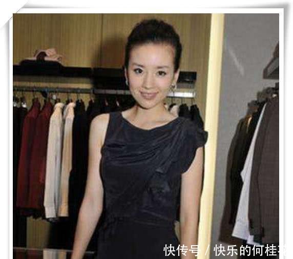 董洁也太瘦了，这么窄的裙子都能硬塞进去，但大腿间距宽得好尴尬