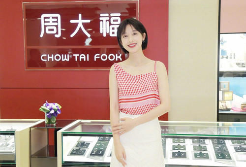 张俪红白不规则吊带，短发清新凉爽，简单装扮尽显女神气质！