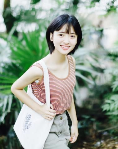 沈月清纯又可爱，穿衣也非常耐看呢！