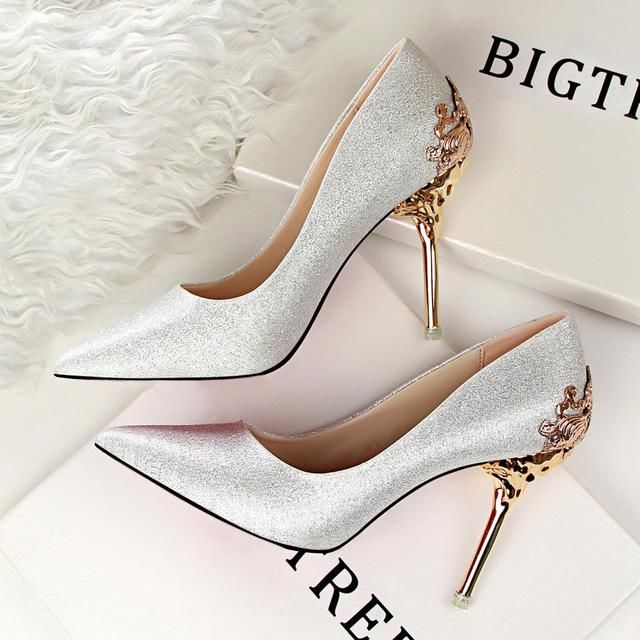 美丽从脚开始,镂空尖头细跟水钻高跟鞋,让脚丫嫩白娇媚动人